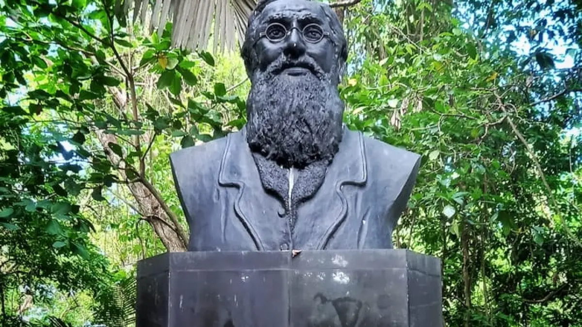 Monumen Alfred Russel Wallace (1823-1913) yang dibangun untuk memperingati 100 tahun Natuurmonument atau Cagar Alam Goenoeng Tangkoko Batoeangoes, sekaligus menghormati jasa Wallace. Menurut catatannya dalam The Malay Archipelago, ia singgah di Minahasa selama tiga bulan, sejak Juni 1859.  (Mahandis Yoanata Thamrin / National Geographic)