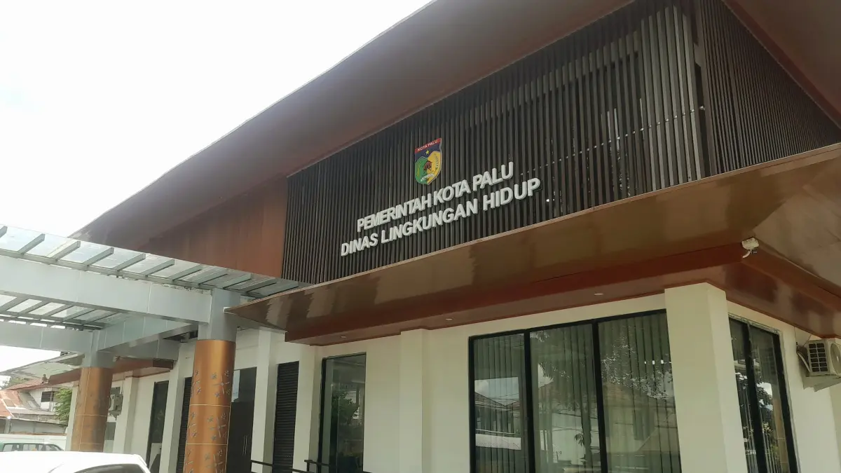 AKAN KOORDINASI: Kantor DLH Kota Palu yang baru. Untuk penanganan sampah kiriman akibat arus laut, DLH akan berkoordinasi dengan DKP.(Foto: ANDIKA NUR HIKMAH/ RADAR PALU)
