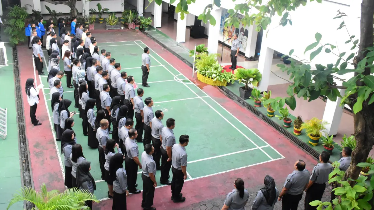 Apel pagi yang dirangkaikan dengan arahan terkait penyesuaian fleksibilitas jam kerja bagi seluruh jajaran.(KEMENKUM SULTENG)