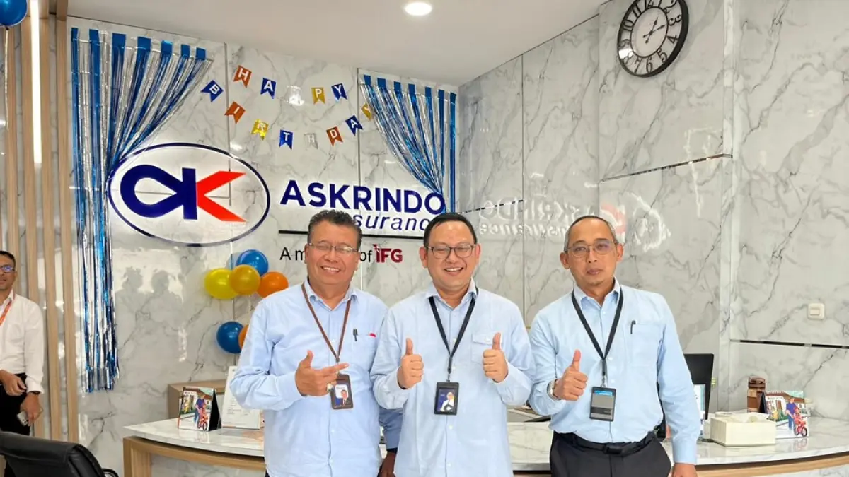 Area Head BRI Sulawesi Tengah, Asep Suhendra (kanan) bersama Branch Office Head BRI Palu, Budi Prastiyanto (kiri) turut mengucapkan selamat HUT Askrindo ke-55 kepada Branch Manager Askrindo Palu, Faizal Fahd (tengah). (Foto : Taswin/ Radar Palu)
