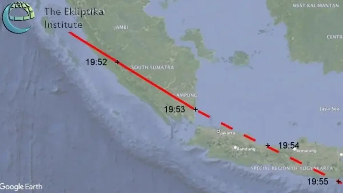 Basis data SpaceTrack menunjukkan adanya objek dengan kode 62805 yang melintas pada waktu dan lokasi yang sesuai dengan laporan masyarakat.(Facebook/Ma