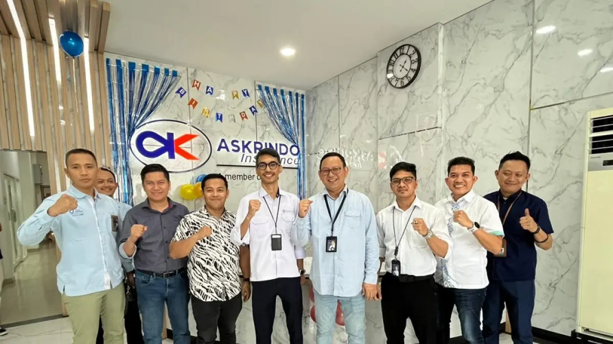 Branch Manager Askrindo Palu, Faizal Fahd mendapat kunjungan dan ucapan selamat HUT ke-55 Askrino dari anggota Asosiasi Asuransi Umum Indonesia (AAUI). (Foto : Taswin/Radar Palu)