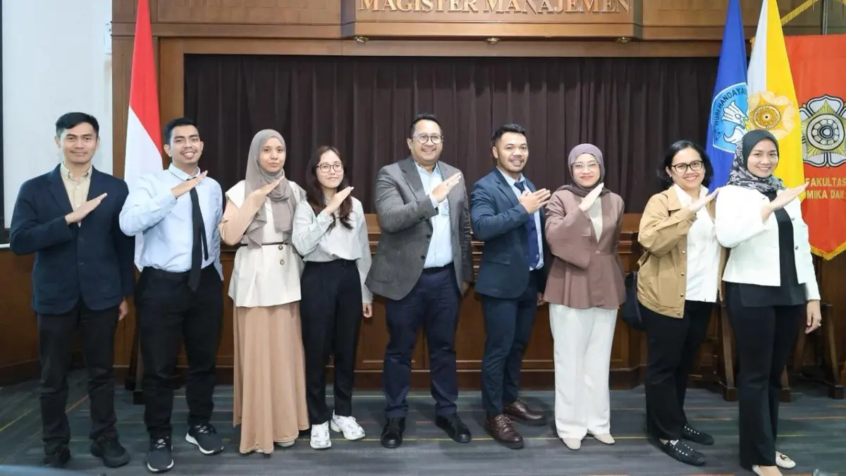 Direktur Kepatuhan dan Manajemen Risiko PT Jasa Raharja, Harwan Muldidarmawan (tengah), usai beri kuliah tamu di Universitas Gadjah Mada pada 31 Maret 2026.(JASA RAHARJA)