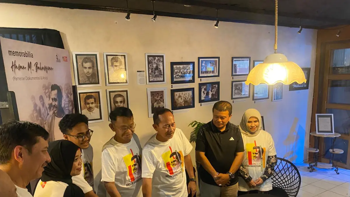 Gubernur Sulawesi Tengah ke-11, Rusdi Mastura, hadiri pameran Memorabilia Hasan M Bahasyuan di Kafe Raego, Palu, yang mendorong perlindungan kekayaan intelektual dan penguatan ekonomi kreatif. (Humas Kemenkum Sulteng)