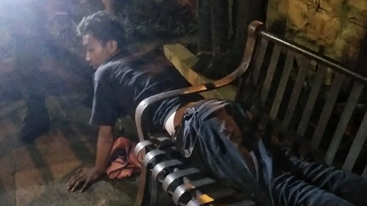 Insiden tak biasa, seorang pria terjebak di kursi hingga harus dievakuasi oleh petugas Pemadam Kebakaran (Damkar) Kota Salatiga, Minggu dini hari (5/4/2026).(Instagram/@pemadam_kebakaran_salatiga)