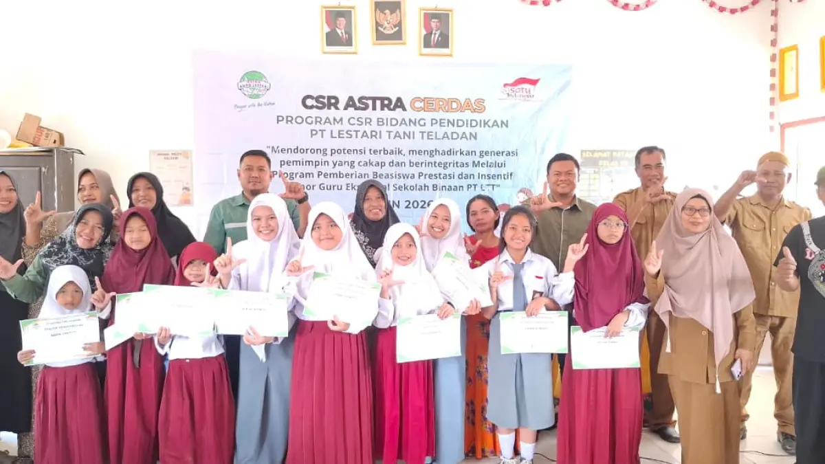 Manajemen PT Lestari Tani Teladan menyerahkan beasiswa Astra Cerdas kepada siswa berprestasi di Desa Polanto Jaya, Donggala. (ISTIMEWA)