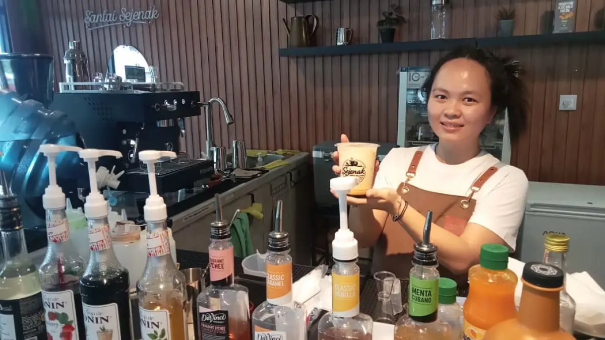 ONE STOP SERVICE: Owner, Sejenak Kopi Billiard x GH Auto Salon, Felicia, turun langsung meracik kopi. FOTO: AGUNG/JAWA POS RADAR PALU