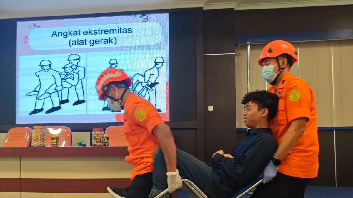 Personel Kantor Pencarian dan Pertolongan Palu memperagakan praktik keselamatan dan pertolongan dalam simulasi kebencanaan di Fakultas Teknik Universitas Tadulako, Senin (6/4/2026). Foto: Basarnas Palu