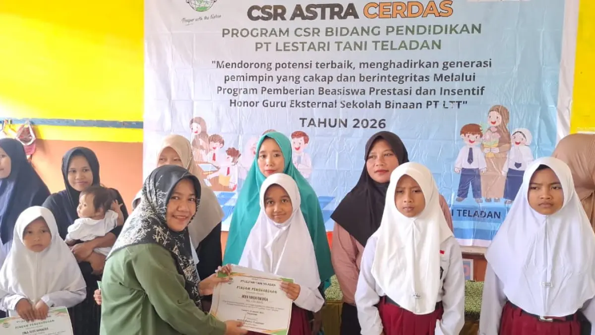 Perwakilan PT Lestari Tani Teladan menyerahkan beasiswa kepada siswa berprestasi di Desa Minti Makmur, Kecamatan Rio Pakava, Donggala. (ISTIMEWA)