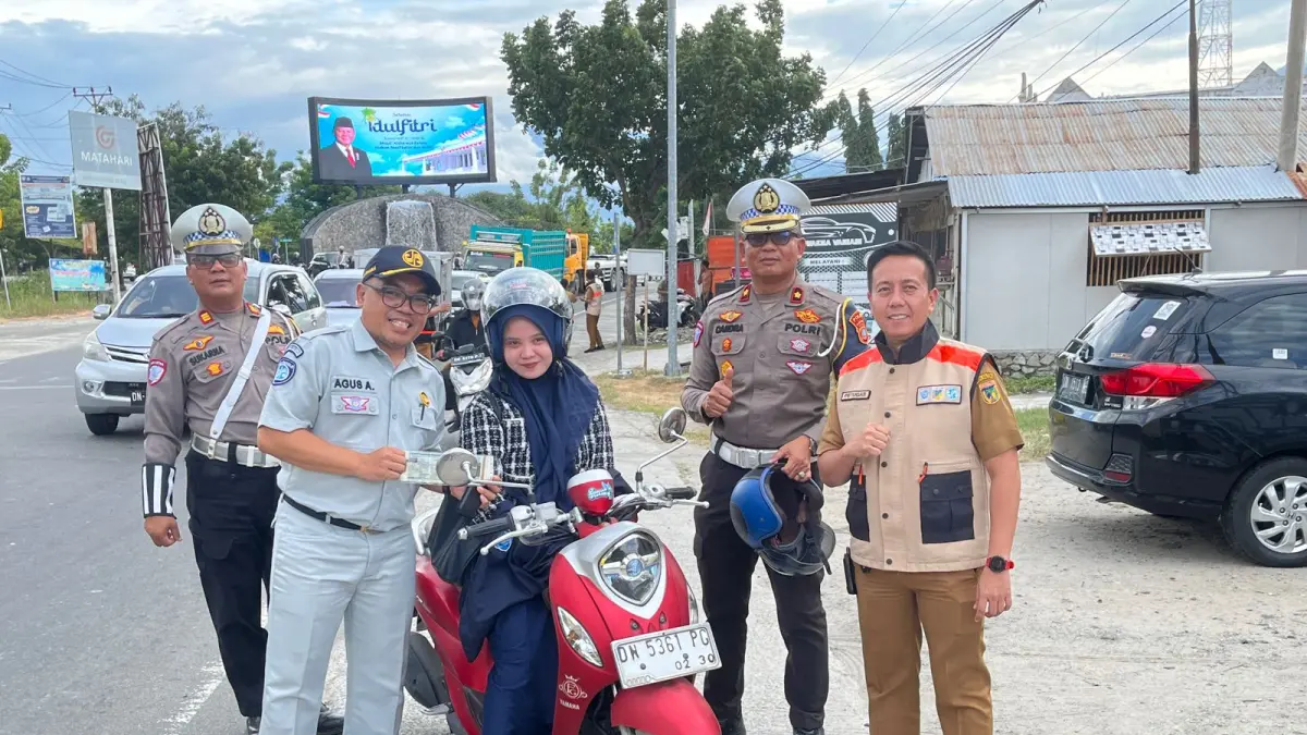 Petugas gabungan saat menggelar operasi gakkum terpadu di Jalan Trans Sulawesi, Kota Palu, Senin (6/4). (Foto: Fatahilah)