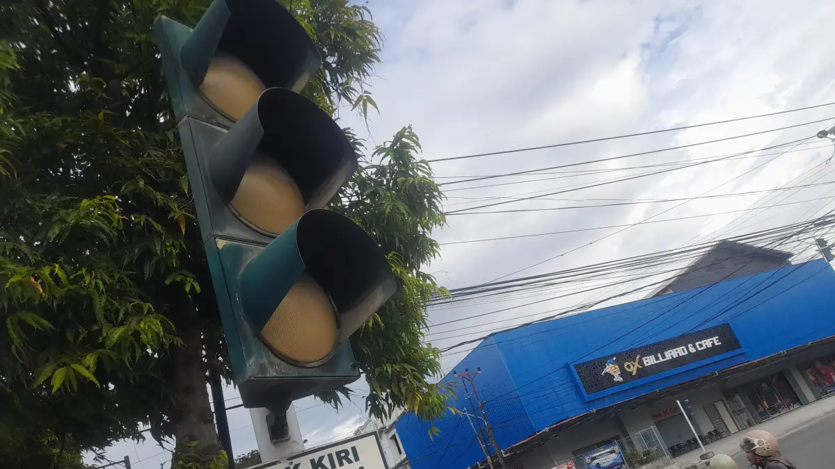 RUSAK: Lampu lalu lintas di persimpangan Jalan Setia Budi, Kota Palu, yang terpantau rusak pada Senin (6/04/2026). (Foto: ANDIKA NUR HIKMAH/ RADAR PALU)