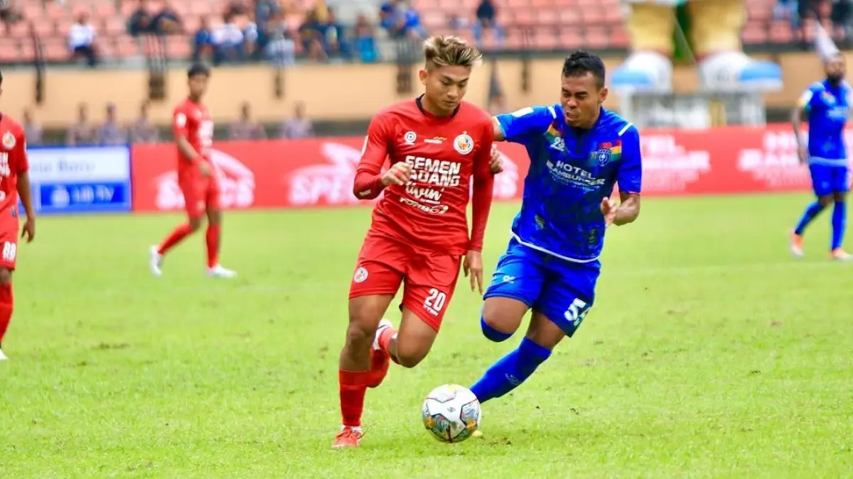 Sanjaya (kiri) sempat berkarier sebagai pesepak bola profesional dengan membela Semen Padang FC dan PSPS Riau.(Instagram/@mhdsanjaya10)