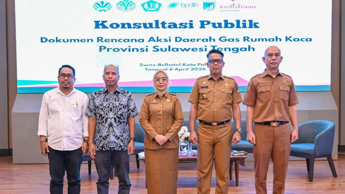 Sekprov Sulteng Novalina (Tengah) membuka konsultasi publik dokumen RAD GRK di Palu, Senin (642026). (Ro. Adpim Sulteng)