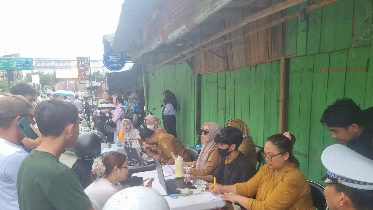 Tampak diantara Pelanggar lalulintas yang terjaring terlihat membayar PKB di tempat. (Foto: Fatahilah)