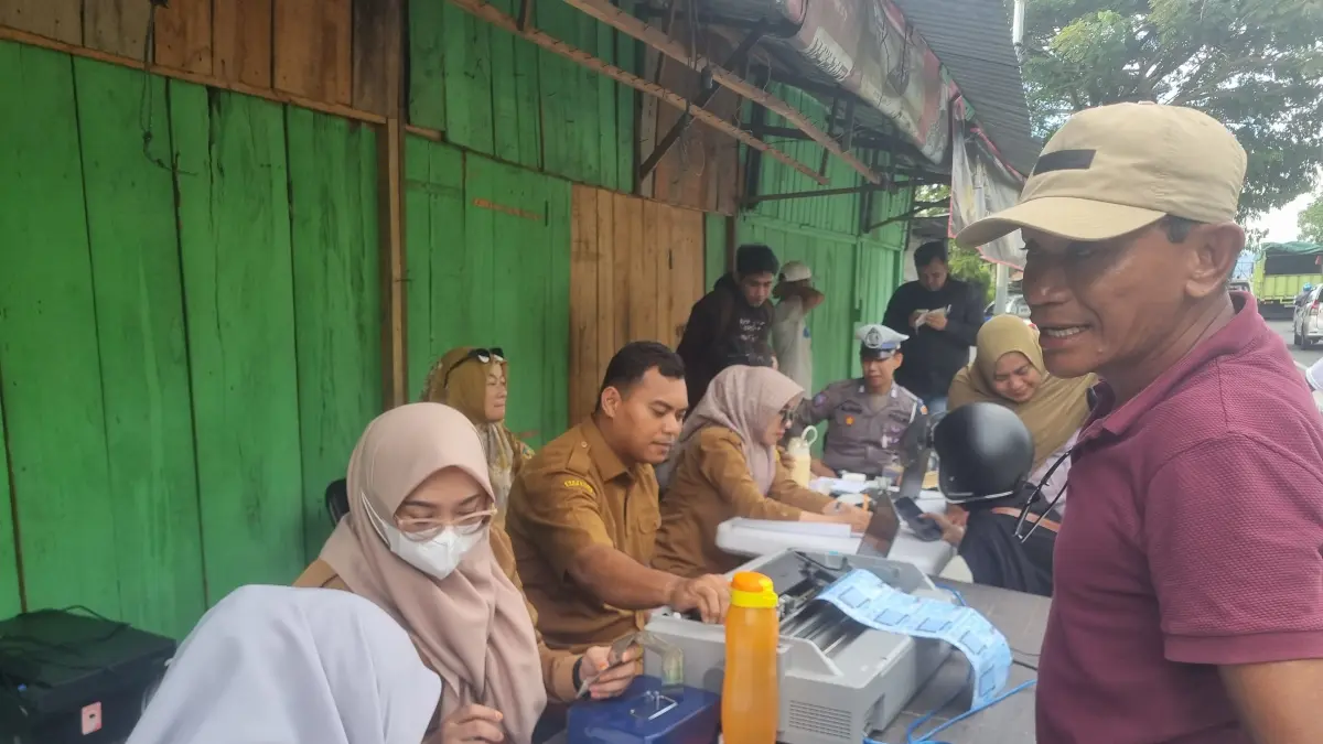 Tampak diantara Pelanggar lalulintas yang terjaring terlihat membayar PKB di tempat. (Foto: Fatahilah)
