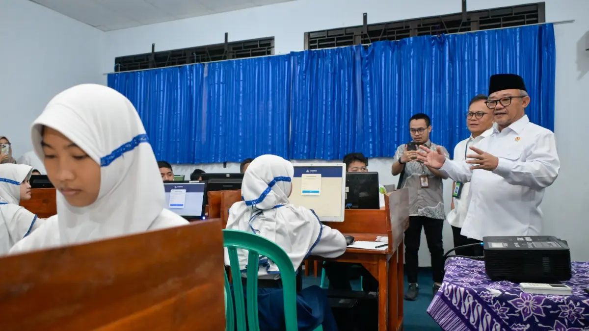 DIPANTAU : Mendikdasmen Abdul Mu’ti saat memantau langsung monitor pelaksanaan Tes Kemampuan Akademik (TKA) di salah satu ruang kelas SMP Negeri 2 Curug, Kabupaten Tangerang, Senin (6/4). Didampingi kepala sekolah, Menteri Mu’ti memastikan sistem proteksi kecurangan berjalan efektif. (Foto: Humas Kemendikdasmen)