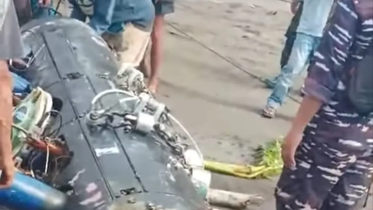 Benda mirip rudal yang ditemukan di perairan Gili Trawangan diamankan oleh TNI AL untuk pemeriksaan lebih lanjut. (Tangkapan layar Instagram)