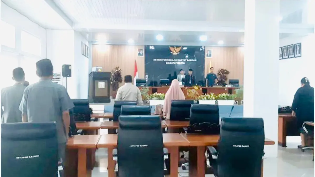 DISOROT: Suasana sidang di DPRD Sigi, terlihat anggota yang hadir sedikit.(FOTO: ANGEL SUMBARA/RADAR PALU).
