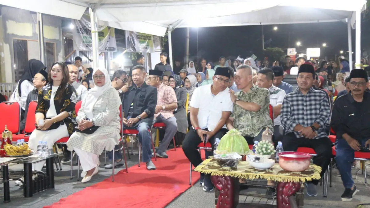 FESTIVAL: Bupati Sigi Moh. Rizal Intjenae, bersama Wabup Samuel Yansen Pongi menyukseskan Festival Gogoso, di Desa Kota Rindau, Sigi.(FOTO: ANGEL SUMBARA/RADAR PALU).