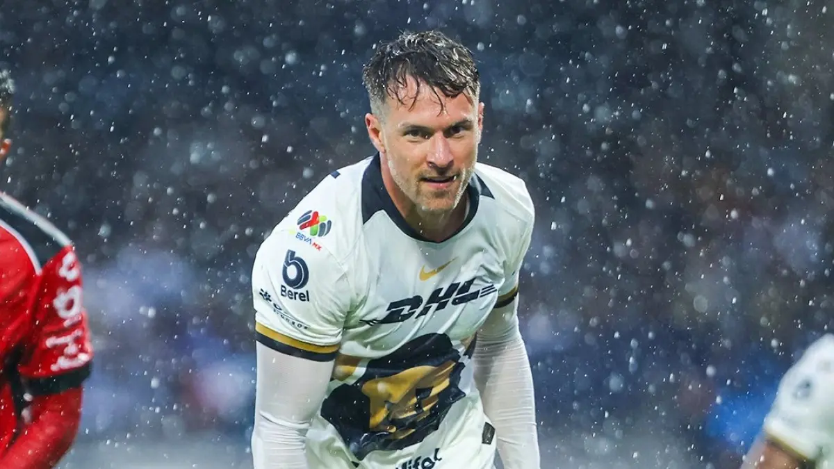 Gelandang asal Wales, Aaron Ramsey, resmi mengumumkan pensiun dari dunia sepak bola profesional di usia 35 tahun.(Twitter/@brfootball)