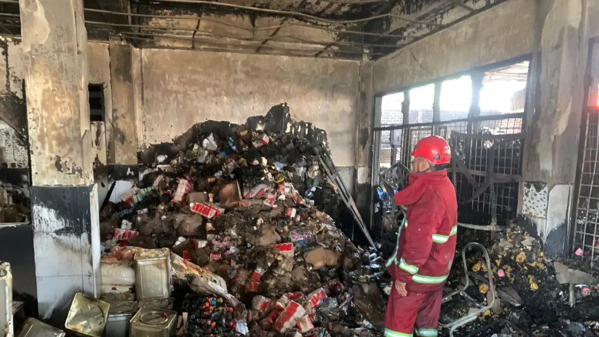 HABIS TERBAKAR: Kondisi dalam ruko setelah ludes terbakar api sekitar pukul 10.00 WITA. Barang-barang tidak sempat terselamatkan, namun tidak ada korban jiwa dalam perisriwa ini.(Foto: Andika Nur Hikmah/Radar Palu)
