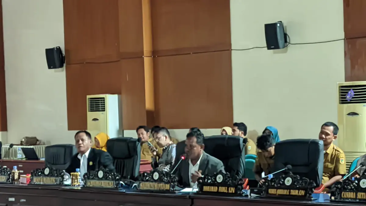IPR DISOROT: Salimun Mantjabo angkat suara usai Rapat Paripurna DPRD Parimo, Selasa (7/4/2026). Dugaan tambang menggunakan banyak ekskavator disebut tak boleh dibiarkan.(FOTO: RAHMAT FADHIL/RADAR PALU).