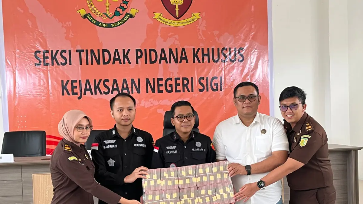 KOMITMEN: Kajari Sigi, Irwan Ganda Saputra, bersama jajaran Kejari Sigi menyerahkan hasil rampasan Rp 1 miliar, Selasa (7/4/2026).(FOTO: ANGEL SUMBARA/RADAR PALU).