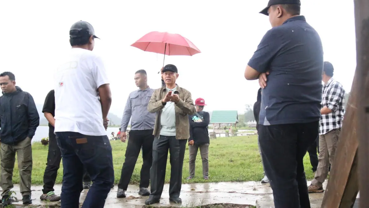 KUNKER: Bupati Sigi, Moh. Rizal Intjenae, saat kunker di Desa Tomado, Kecamatan Lindu, Minggu (5/4/2026).(FOTO: ANGEL SUMBARA/RADAR PALU).