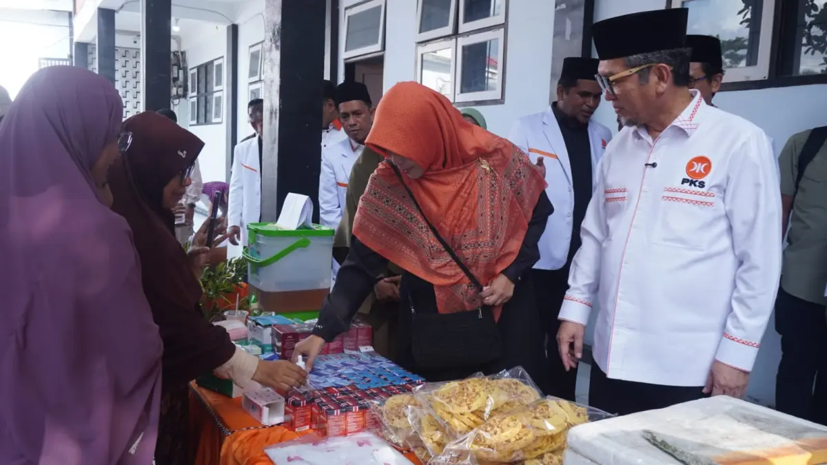 LARIS: Presiden PKS didampingi Istri, Nurul Hidayati saat meninjau dan membeli produk salahsatu UMKM yang menggelar dagangannya di acara serap aspirasi dan halal bihalal DPW PKS Sulteng.(FOTO: HUMAS PKS SULTENG/RADAR PALU)