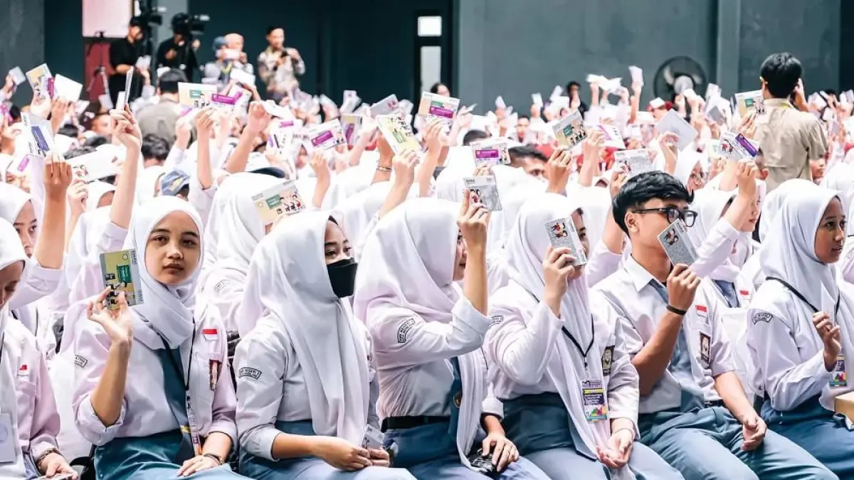 Mahasiswa baru mengikuti proses registrasi usai lolos SNBP 2026 dan berhak menerima KIP Kuliah. (Humas Kemendikdasmen)