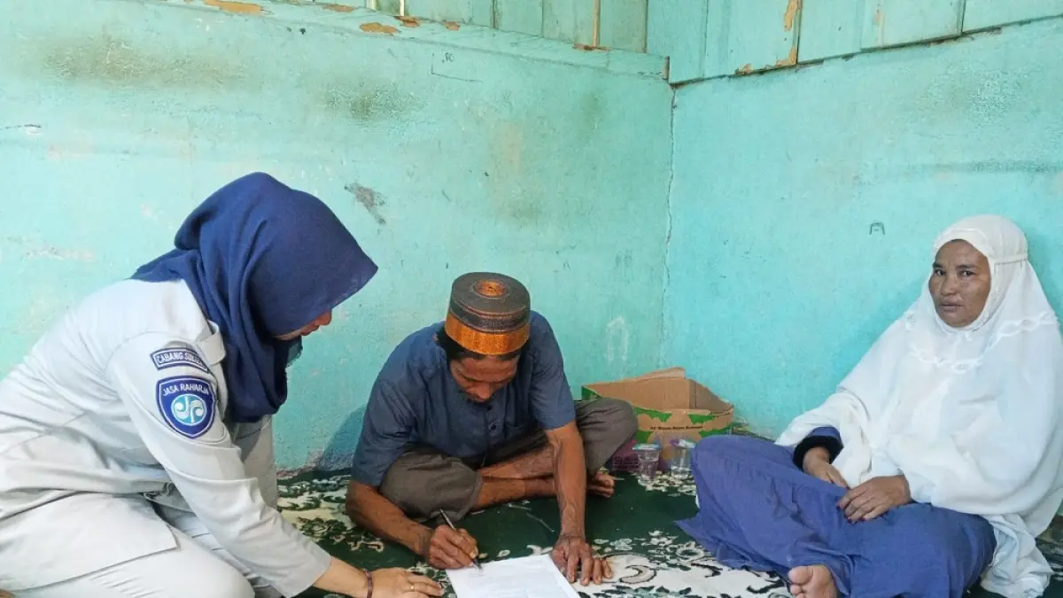 Penanggungjawab Jasa Raharja Poso memverifikasi data ahli waris dan memastikan santunan diterima tepat sasaran. (istimewa)