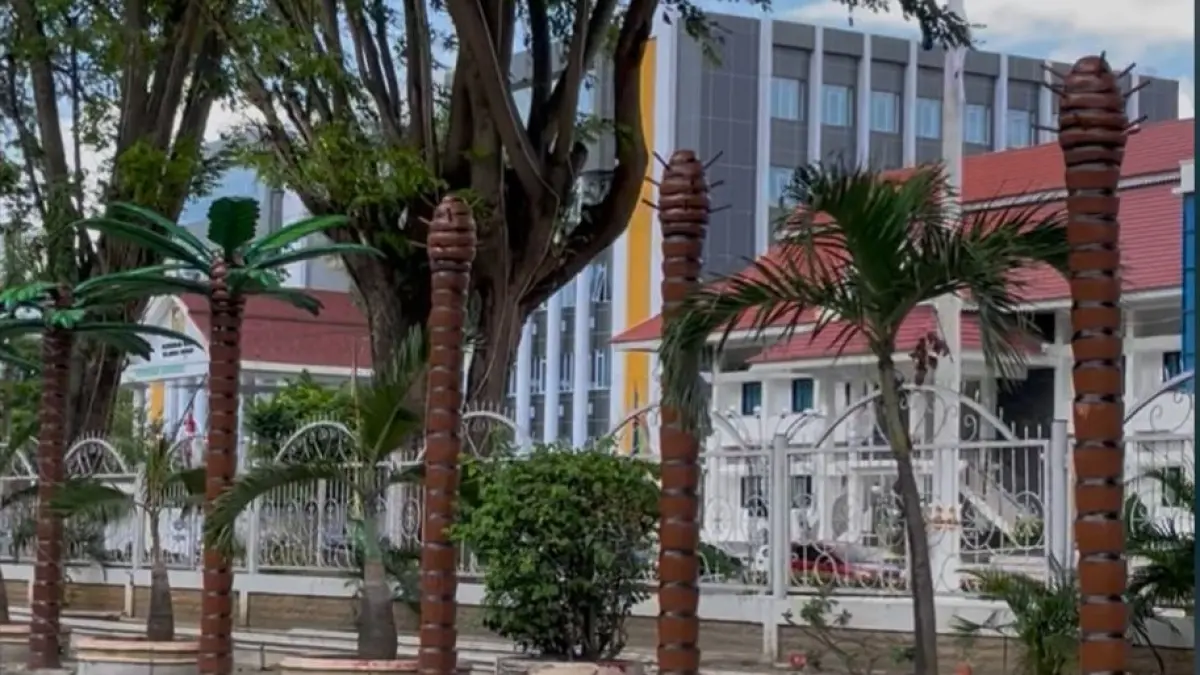 Pohon hiasan di depan kantor Gubernur Sulawesi Tengah sebagian hanya tiang dan belum ada daunnya. (Raffy/ Radar Palu)