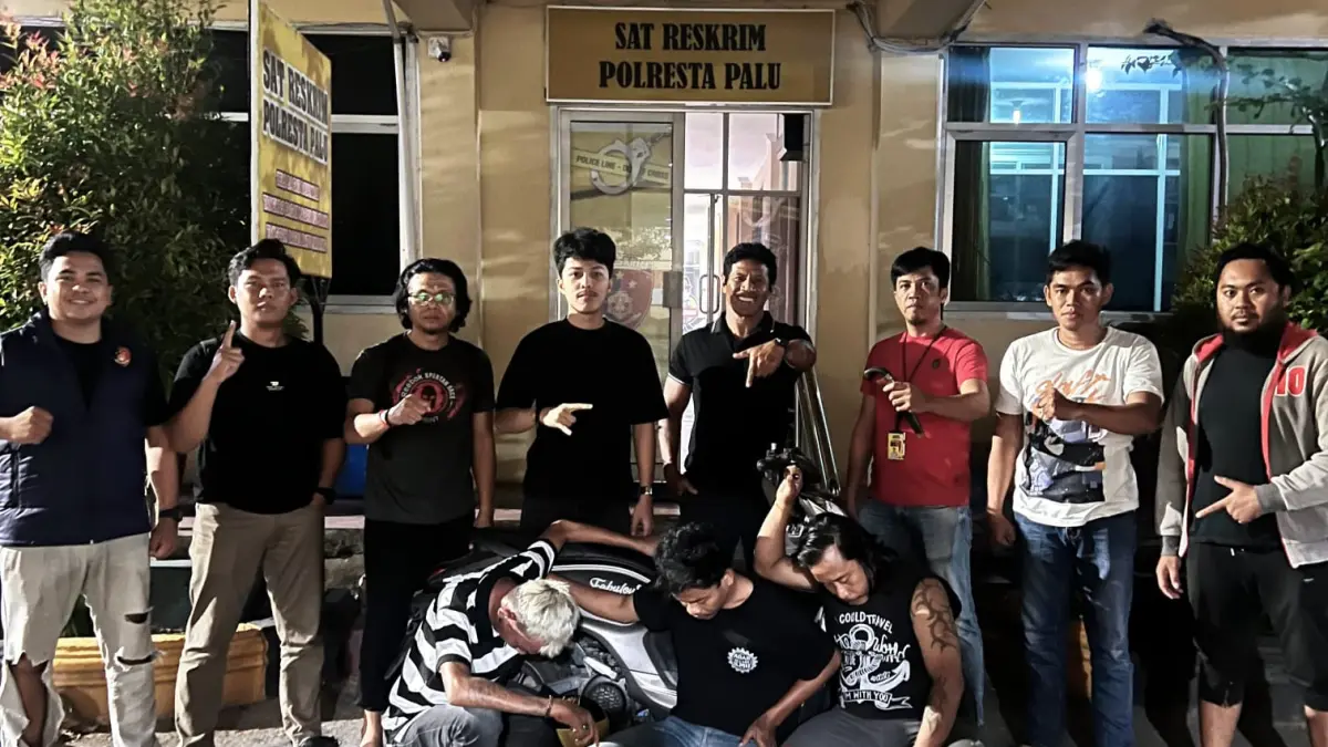 Satreskrim Polresta Palu saat mengamankan tiga terduga pelaku pencurian sepeda motor dalam operasi penangkapan di wilayah Kota Palu.