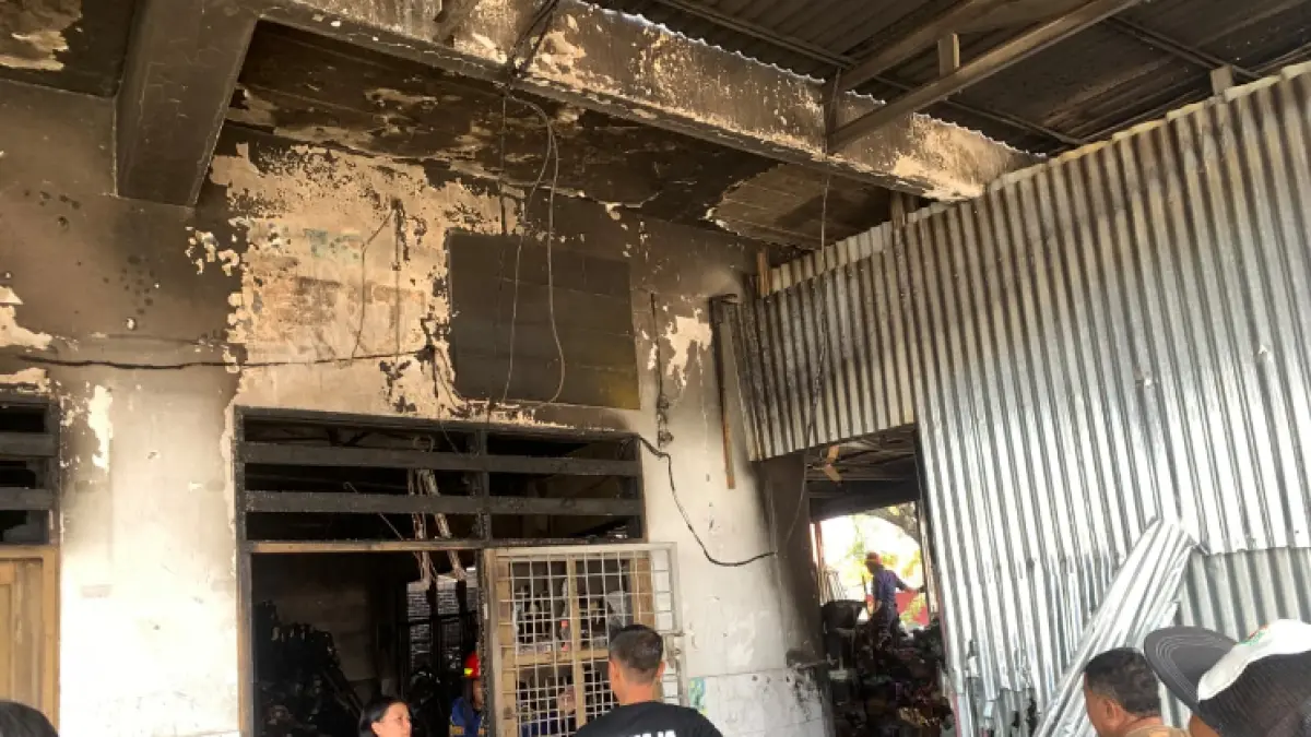 SELAMAT: Penghuni, warga sekitar dan petugas Pemadam Kebakaran berada di lokasi kebakaran setelah api berhasil dipadamkan. Para penghuni ruko dikabarkan selamat.(Foto: Andika Nur Hikmah/Radar Palu)