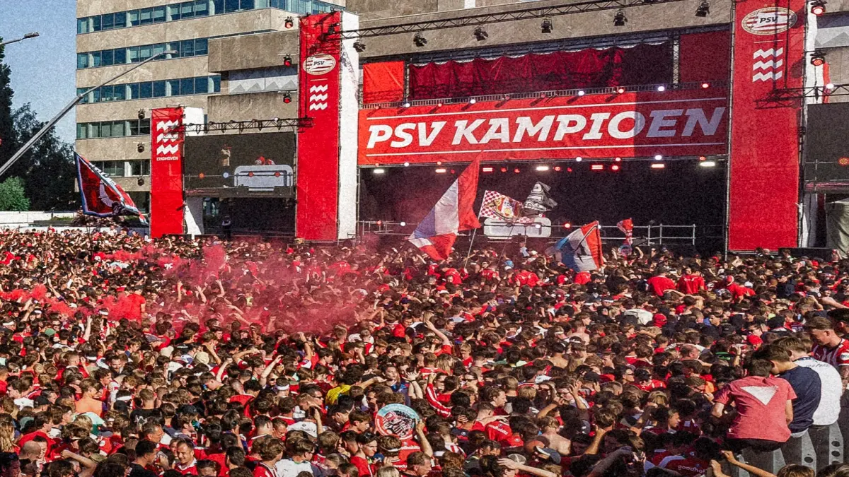 Suporter klub PSV Eindhoven merayakan juara Eredivisie musim 2025/2026, sekaligus mencatatkan hat-trick gelar dalam tiga musim terakhir.(Twitter/@PSV)