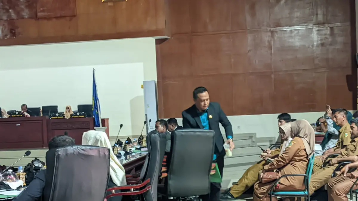 TEGANG: Suasana Rapat Paripurna LKPJ 2025 DPRD Parigi Moutong memanas, setelah kritik tajam dilontarkan hingga berujung aksi walk out dari ruang sidang, Selasa (7/4/2026).(FOTO: RAHMAT FADHIL/RADAR PALU).