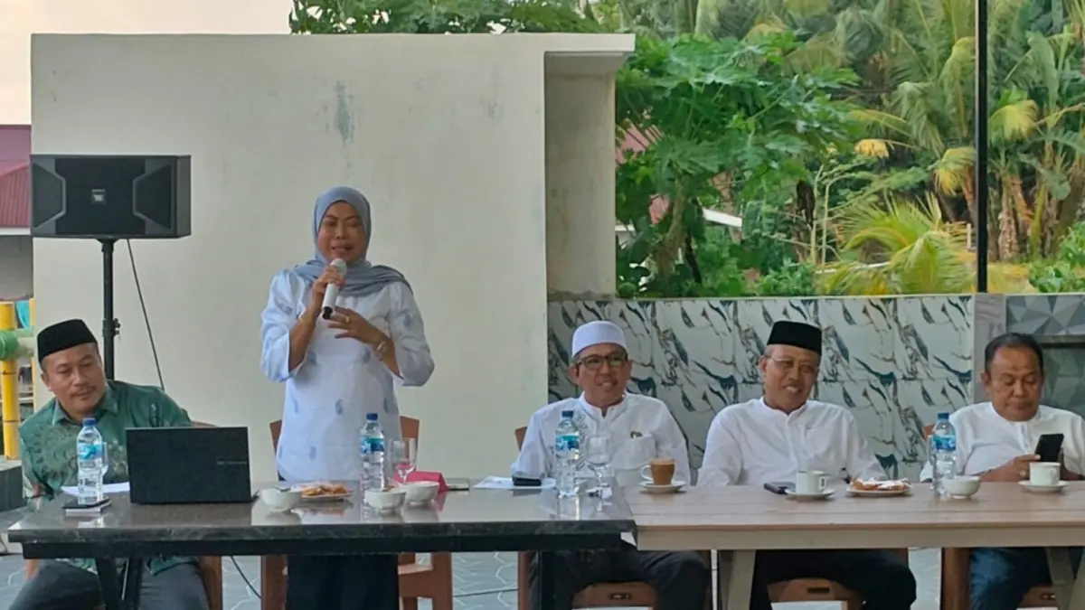 Warda Dg Mamala memaparkan alasan pelaksanaan Haul Guru Tua ke-58 Habib Idrus bin Salim Al-Jufri di Morowali Utara saat membuka rapat persiapan acara tersebut bertempat di Berlian Mamala Resort, Kolonodale, Selasa (7/4/2026). (FOTO: ILHAM NUSI/RADAR PALU)

&nbsp;