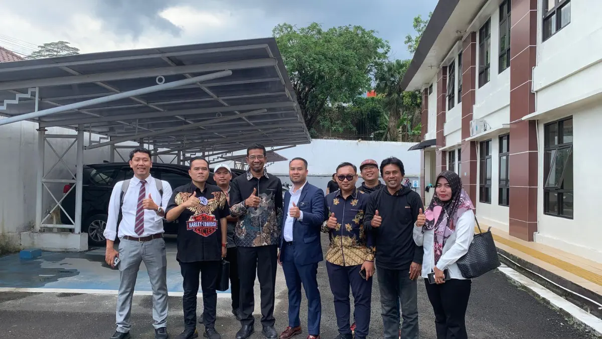 Al-Amin (dua dari kanan) berfoto bersama tim penasihat hukum usai memenangkan gugatan perdata terkait jalan rusak di Pandeglang. FOTO: IST
