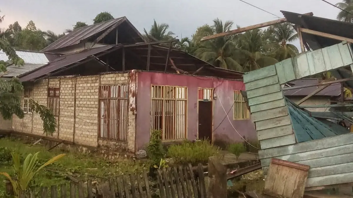 Angin puting beliung menerjang Desa Labasiano, Kecamatan Buko, Kabupaten Banggai Kepulauan, Sulawesi Tengah, Rabu (8/4/2026) dini hari.(BPBD SULTENG)