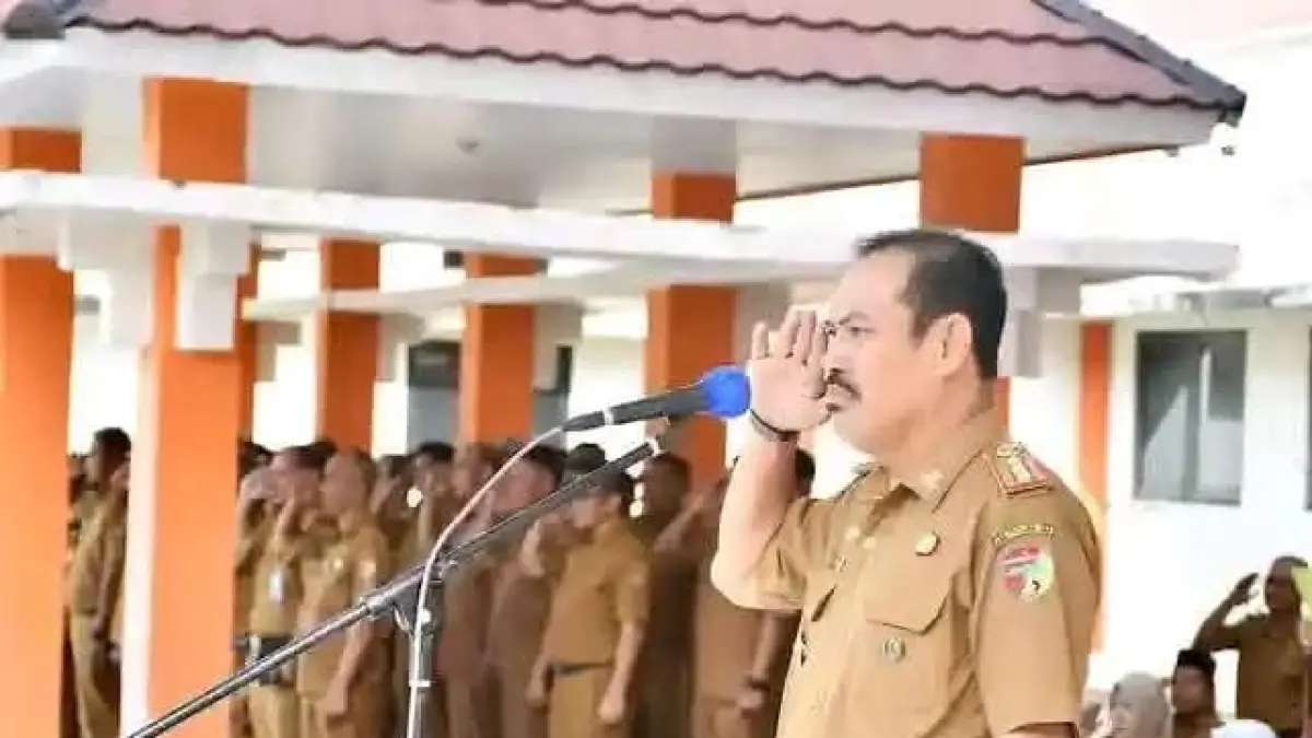 ARAHAN: Sekkab Touna, Alfian Matajeng, menerima penghormatan peserta apel, dan selanjutnya memberikan arahannya. (FOTO: HERIYANTO LIMAHU/RADAR PALU).