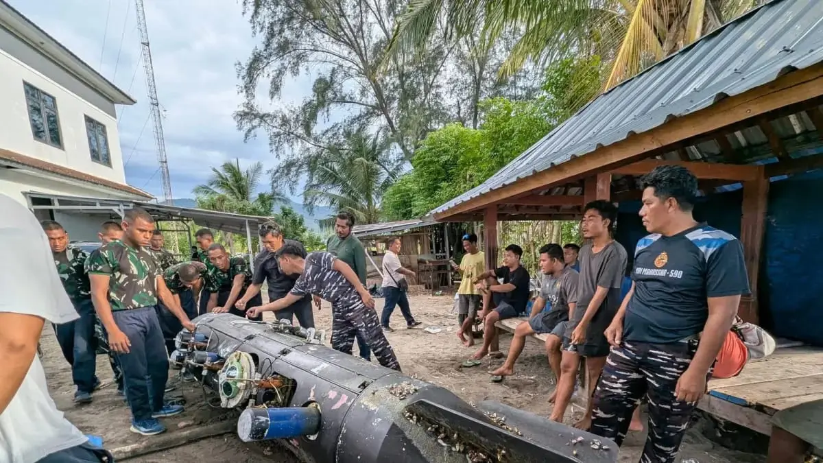 Benda asing diduga drone bawah laut diamankan TNI AL di Selat Lombok untuk diperiksa lebih lanjut. (Istimewa)