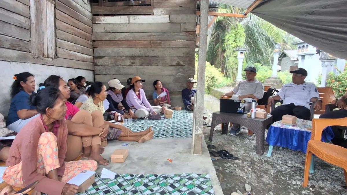 BERI PELATIHAN: Sejumlah ibu-ibu di Desa Rio Mukti, Kecamatan Rio Pakava pelatihan peternakan babi. FOTO: IST.