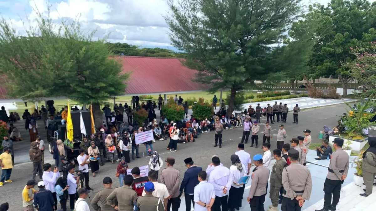 DEMO : Ratusan masa aksi saat menyampaikan orasi di depan kantor Bupati Donggala, Rabu (8/4/26) sore.(FOTO: UJANG SUGANDA/RADAR PALU)
