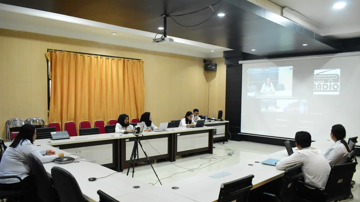 Dialog interaktif Kemenkum Sulteng di RRI Tolitoli bahas penguatan Pos Bantuan Hukum desa. (Humas Kemenkum Sulteng)
