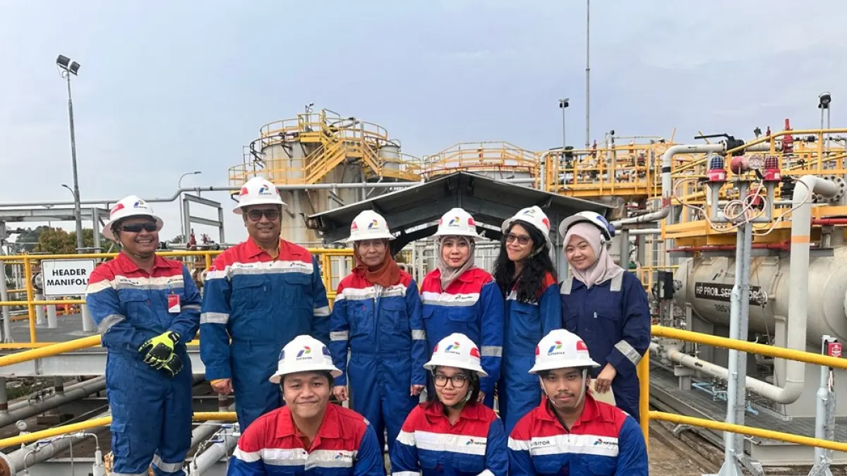 Dr Farah bersama tim peneliti dari Universitas Pertamina saat melakukan kunjungan lapangan ke salah satu pemangku kepentingan di Subang, Jawa Barat. (Humas UPER)