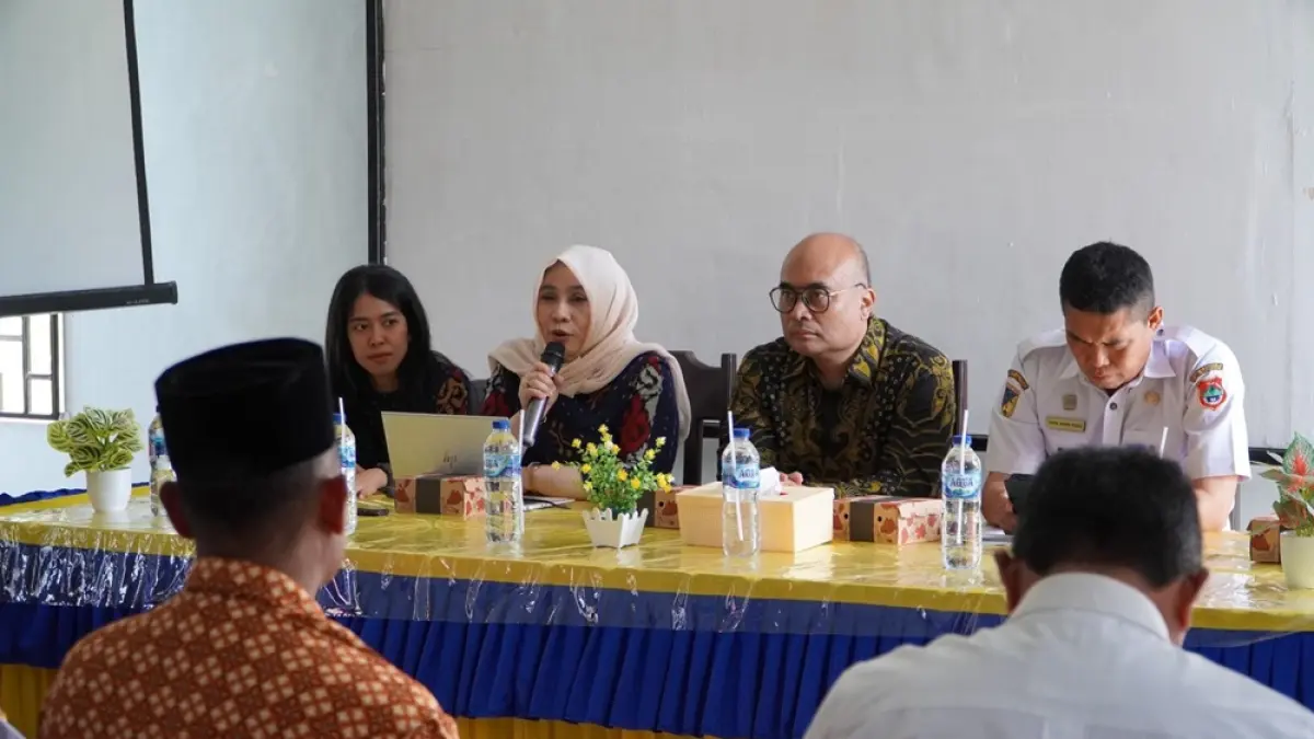 Dr Farah dan tim peneliti Universitas Pertamina saat melakukan pemaparan FGD di Kecamatan Batui Selatan, Kabupaten Banggai (Luwuk), Sulawesi Tengah. (Humas UPER)