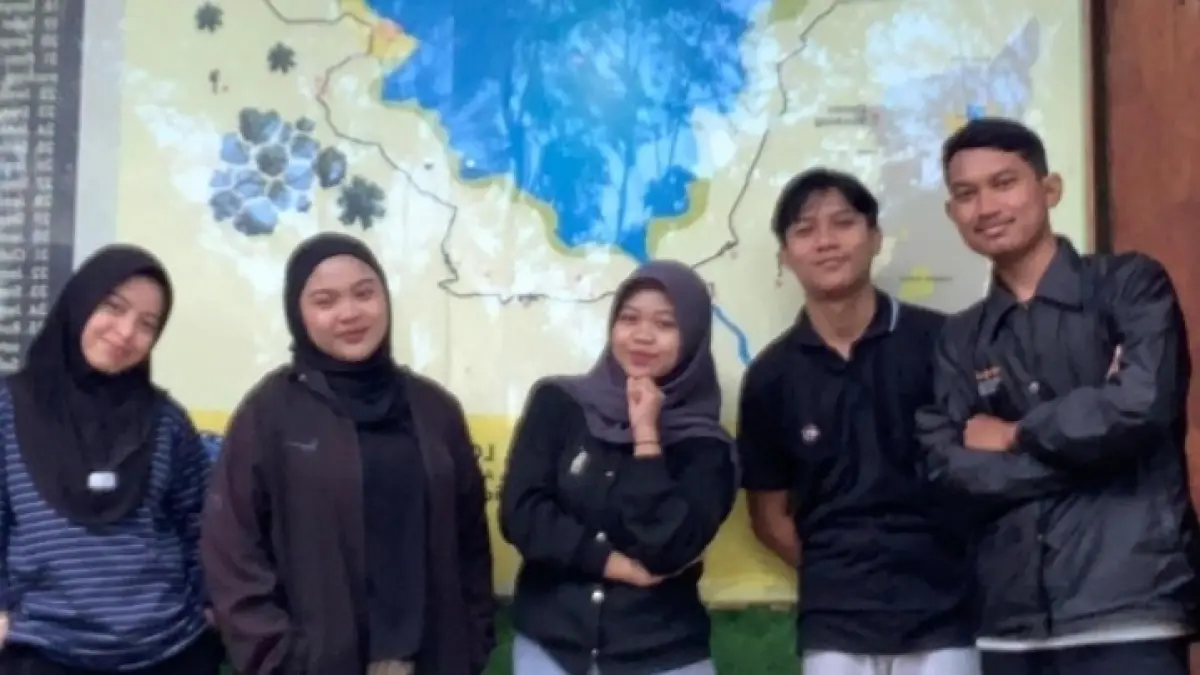 EKSPLORASI: Mahasiswa Parimo saat melakukan eksplorasi di Danau Tambbing di kawasan Taman Nasional Lore Lindu.(FOTO: ISTIMEWA/RADAR PALU).