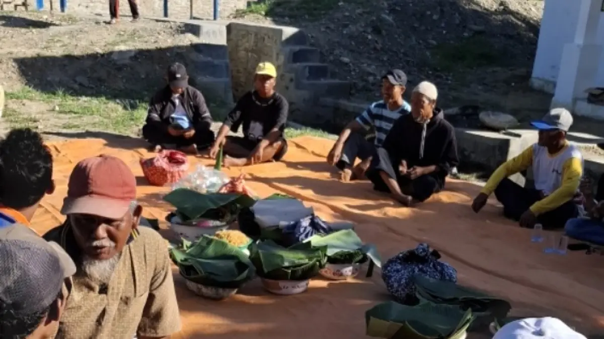 HANGAT: Warga dan petani Desa Kotaraya Selatan berkumpul dalam tradisi syukuran jelang turun garap sawah di kawasan bendungan desa, Senin (06 April 2026).(FOTO: RAHMAT FADHIL/RADAR PALU).