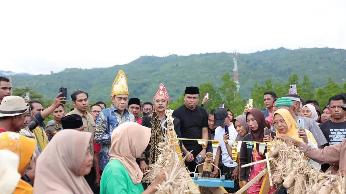 JAGA ADAT: Bupati Parigi Moutong, Erwin Burase, menghadiri prosesi Adat Masoro di Desa Ambesia Selatan, Kecamatan Tomini, Sabtu (4/4/2026).(FOTO: RAHMAT FADHIL/RADAR PALU).