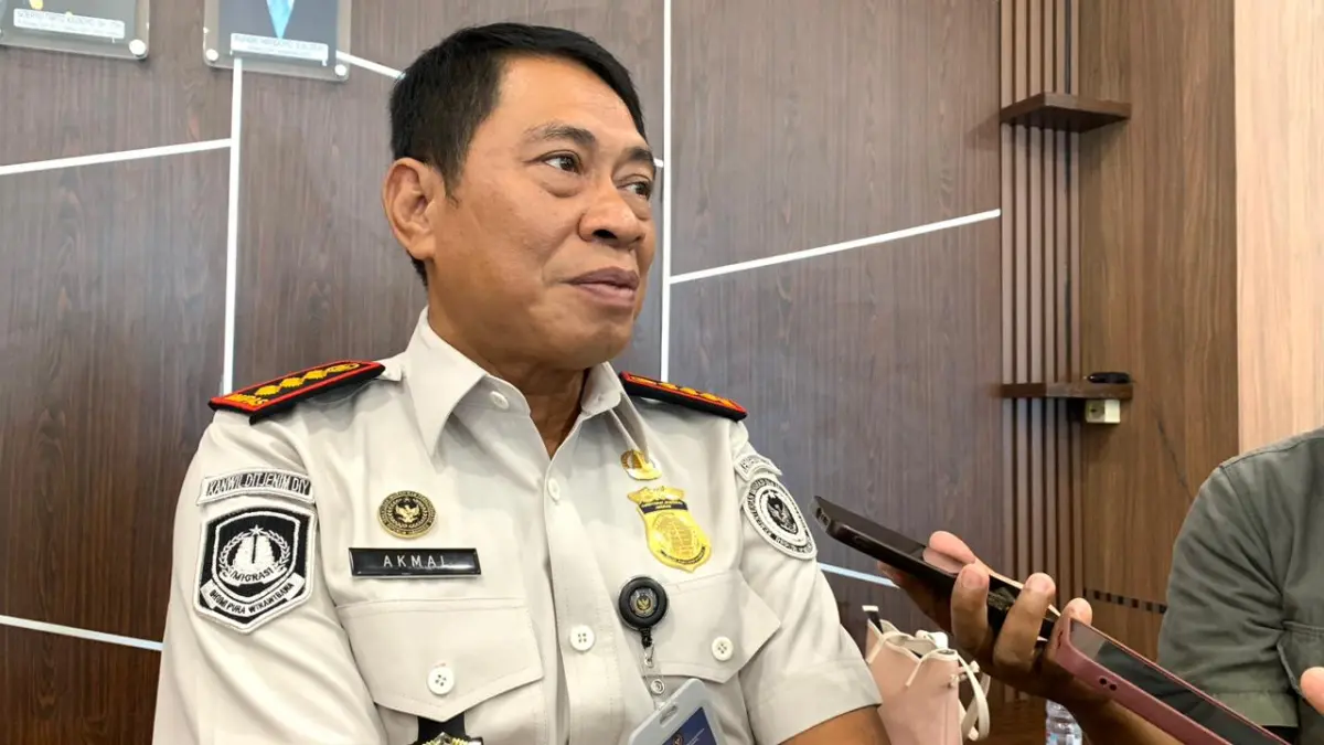 Kepala Kantor Imigrasi Palu, Muhammad Akmal,  saat memberikan keterangan kepada wartawan di Kantor Imigrasi Palu. (Annisa Wibdy)